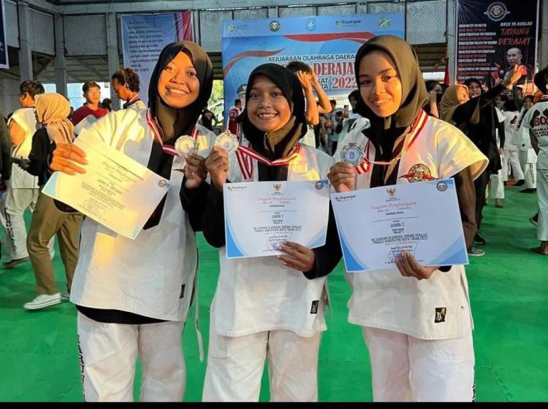 Juna’iya Berhasil meraih Dua Prestasi Sekaligus Dalam Kejuaraan Daerah Tarung Derajat Tingkat Kabupaten / Kota Se-Kalimantan Barat Yang Diadakan Oleh DISPORAPAR Kuburaya