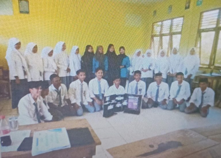 Gunakan Media Menarik, Mahasiswa Psikologi Islam lakukan Promosi di SMK Abadi Khatulistiwa